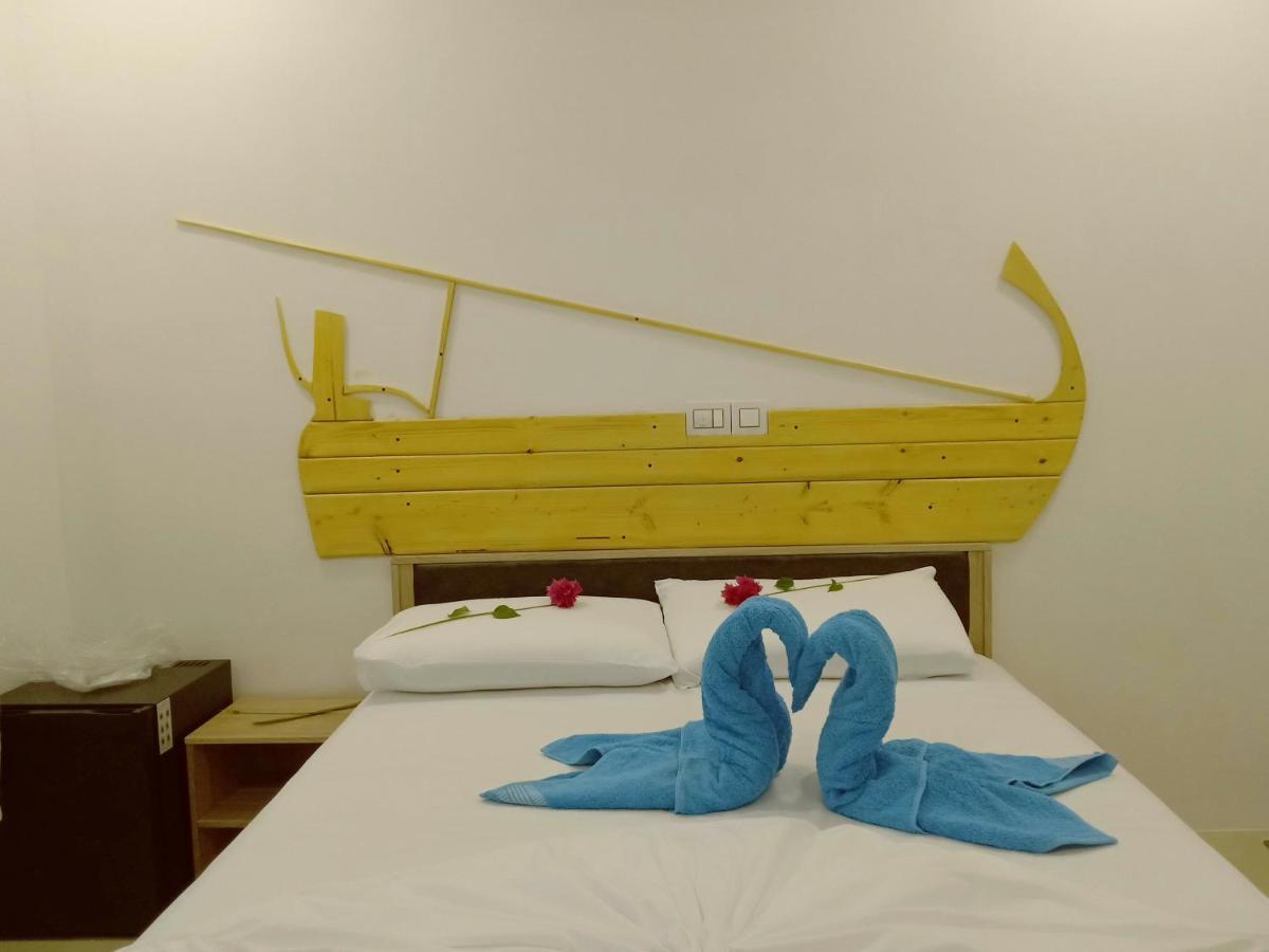 Maalhos Thila Inn Екстериор снимка