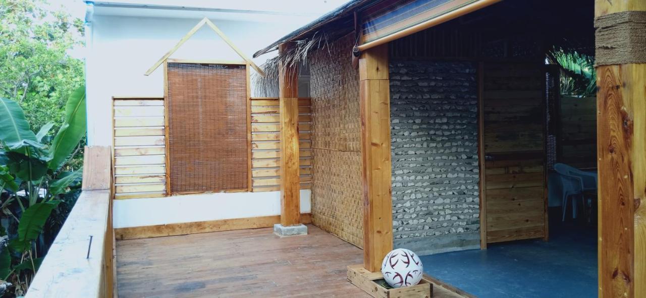 Maalhos Thila Inn Екстериор снимка