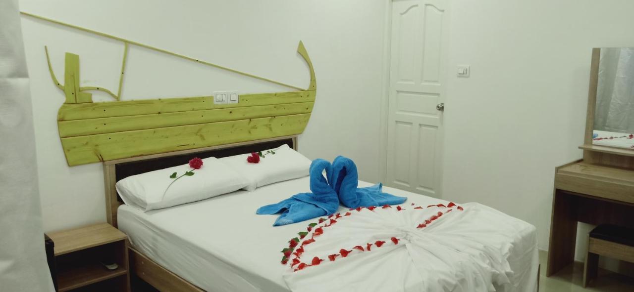 Maalhos Thila Inn Екстериор снимка