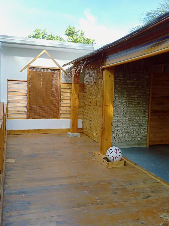 Maalhos Thila Inn Екстериор снимка