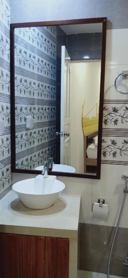 Maalhos Thila Inn Екстериор снимка